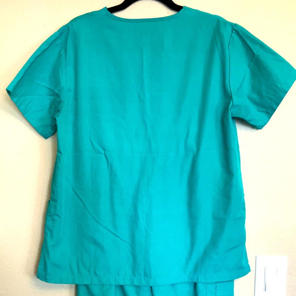 Green scrub set - Picture 12 of 12
